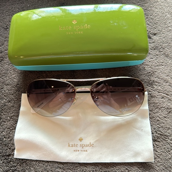 Kate Spade sunglasses, cloth & case. - Picture 2 of 9